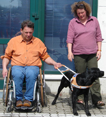 Nina Schütte und Detlef Zinke beim Blindenführhundparcour